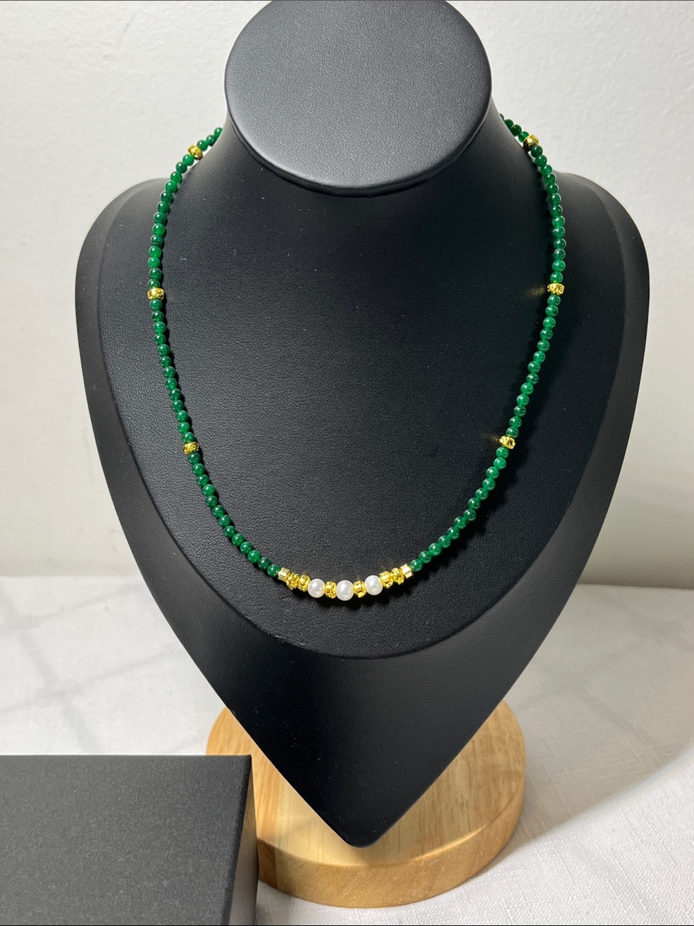 New JADE beaded necklace.
Sterling silver gold plated.
Adjustable.